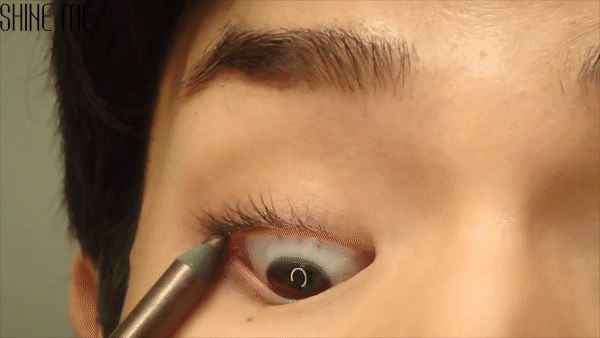 Cách kẻ eyeliner mắt cho nam kiểu Hàn Quốc cuốn hút