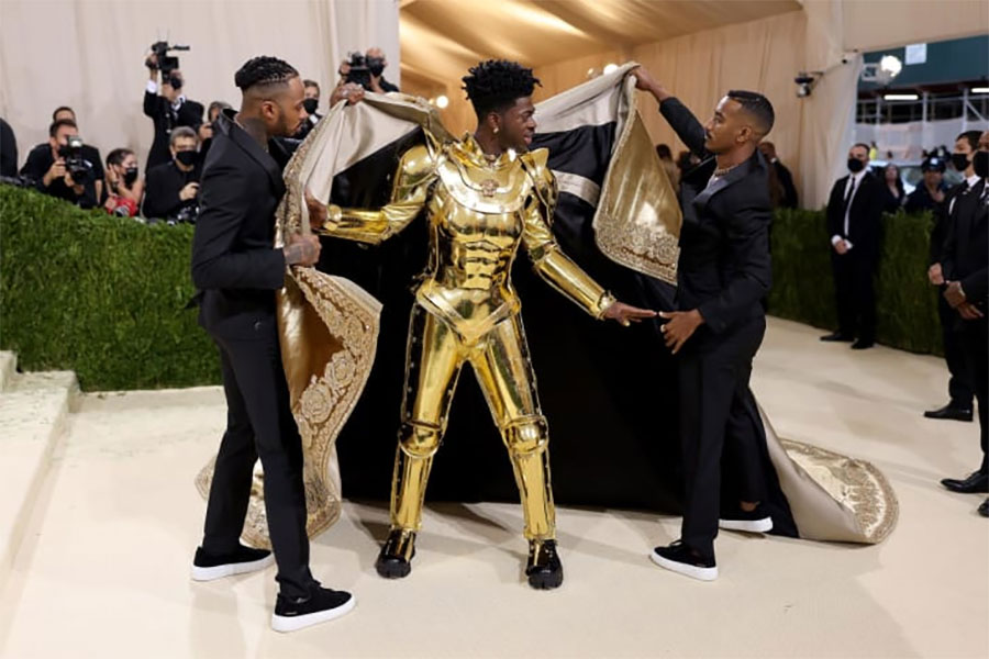 Lil Nas X để lộ bộ áo giáp bằng vàng và sau đó là bộ áo liền quần bằng vàng