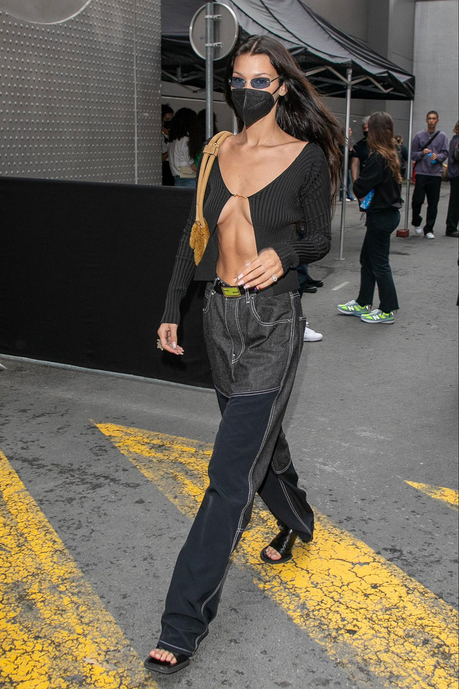 Bella Hadid diện bộ trang phục jeans baggy của Simon Porte Jacquemus