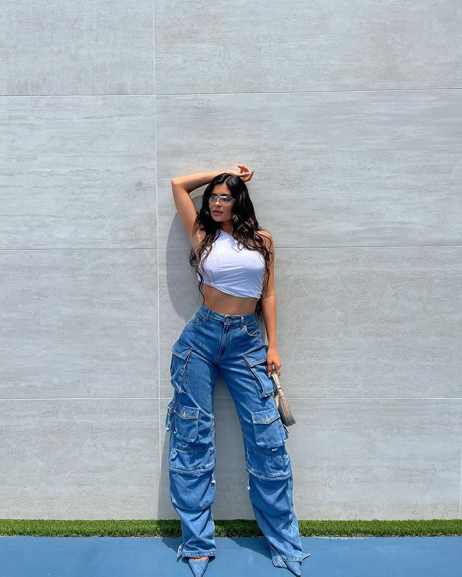 Kylie Jenner diện quần jeans baggy nhiều túi với áo croptop