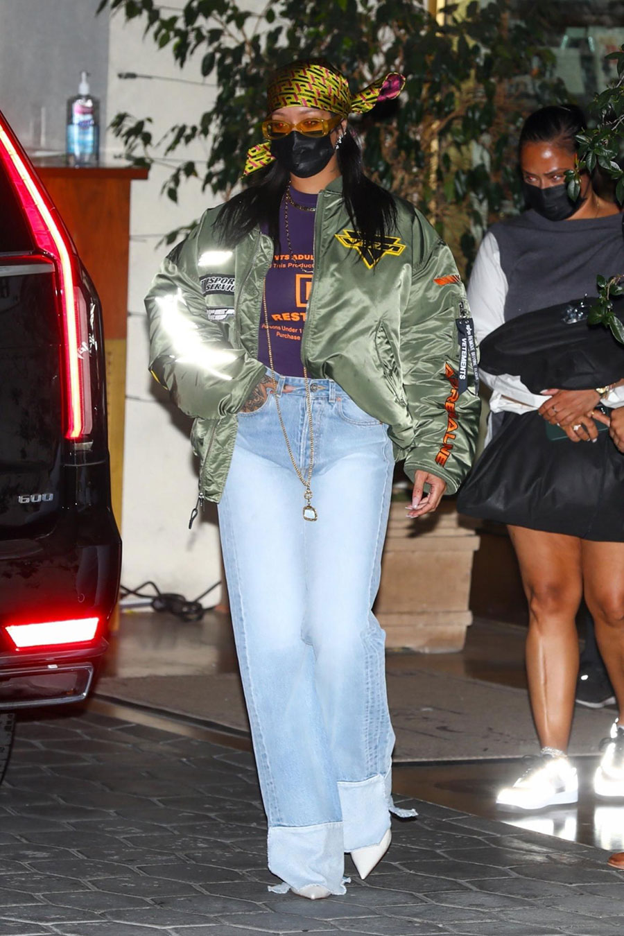 Rihanna diện quần jean Vetements mùa thu đông 2021 cho một chuyến đi chơi vào tháng 4