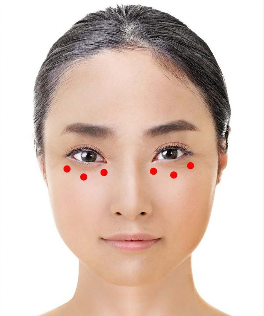 Thao tác ngăn chặn lão hóa vùng da dưới mắt