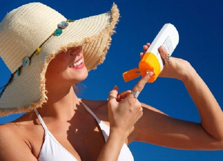 Thoa kem chống nắng vào buổi sáng để bảo vệ làn da khỏi tia UV