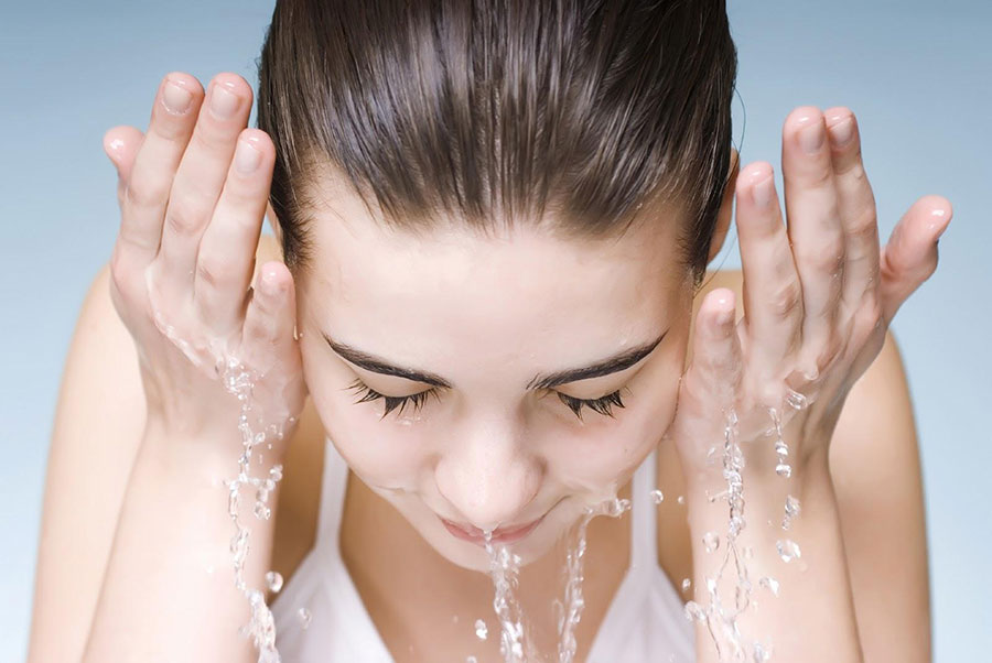 Massage nhẹ nhàng khi rửa mặt giúp da được thư giãn