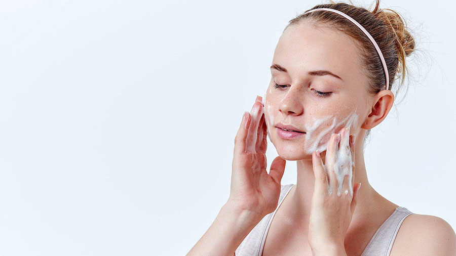 Rửa mặt thật kỹ sau tẩy trang giúp bạn bảo vệ làn da khỏi bụi bẩn bám vào suốt ngày